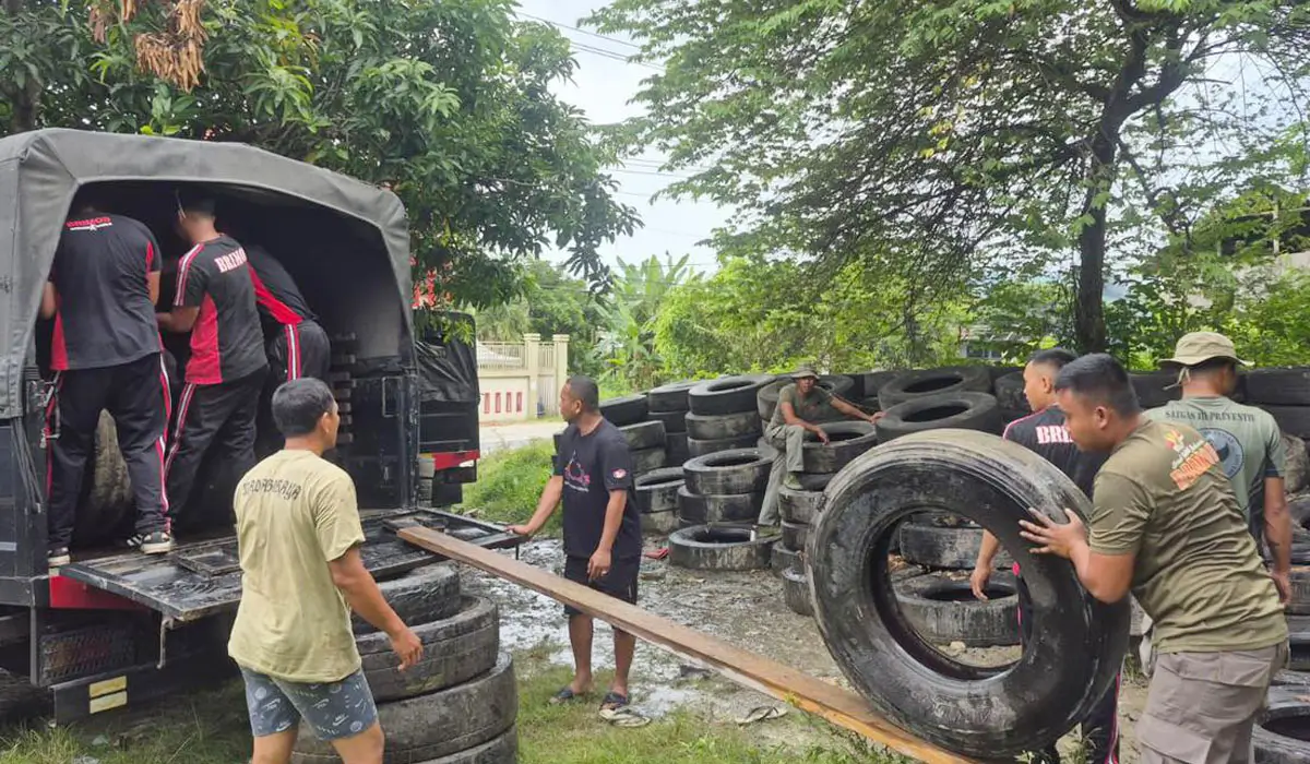 Pengangkan ban bekas hibah dari PT Elnus Petrofin kepada Satgas Madag Raya untuk pencegahan abrasi di Poso, Kamis (30/10/2025). (©Elnus Petrofin)