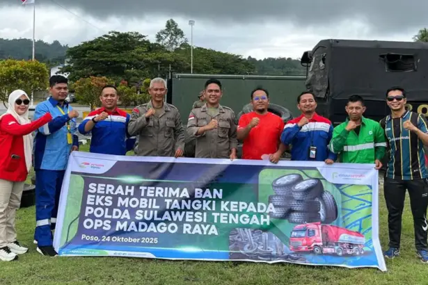 Penyerahan bank bekas dari PT Elnusa Petrofin kepada Satgas adago Raya di Tokorondo, Poso, Kamis (30/10/2025). (©Elnusa Petrofin)