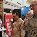 Kepala Perwakilan BI Sulteng Irfan Sukarna (kanan) bersama Staf Ahli Gubernur SUlteng Bidang Ekonomi Farid Yoto lembah )tengah) mencicipi kopi usai pembukaan Festival Kopi Sulteng di PGM, Sabtu (18/10/2025). (© bmzIMAGES/basri marzuki)
