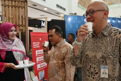 Kepala Perwakilan BI Sulteng Irfan Sukarna (kanan) bersama Staf Ahli Gubernur SUlteng Bidang Ekonomi Farid Yoto lembah )tengah) mencicipi kopi usai pembukaan Festival Kopi Sulteng di PGM, Sabtu (18/10/2025). (© bmzIMAGES/basri marzuki)