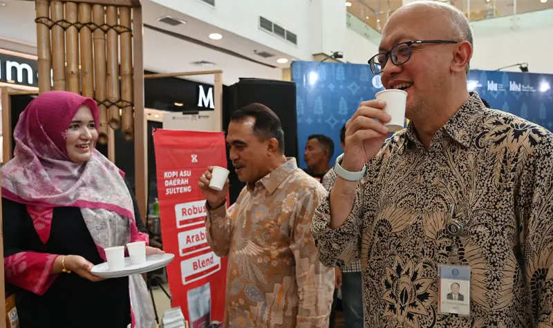 Kepala Perwakilan BI Sulteng Irfan Sukarna (kanan) bersama Staf Ahli Gubernur SUlteng Bidang Ekonomi Farid Yoto lembah )tengah) mencicipi kopi usai pembukaan Festival Kopi Sulteng di PGM, Sabtu (18/10/2025). (© bmzIMAGES/basri marzuki)