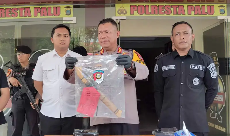 Kasubsi PIMD Polresta Palu, Aiptu Kadek Aruna (kanan) bersama Kapolresta Palu Kombes Pol Deny Abrahams dalam konferensi pers kasus narkotika. (© Humas Polresta Palu)