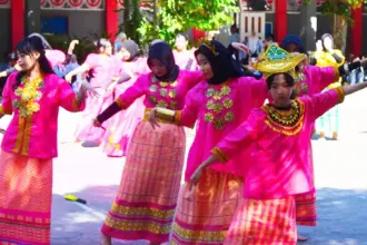 Sejumlah siswi memainkan tari yang telah resmi mendapatkan HKI dari Kanwil Kemenkum Sulteng. (©Kanwil Kemenkum Sulteng)