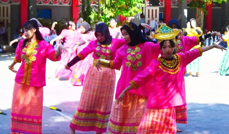 Sejumlah siswi memainkan tari yang telah resmi mendapatkan HKI dari Kanwil Kemenkum Sulteng. (©Kanwil Kemenkum Sulteng)