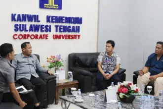 Kakanwil Kemenkum SUlteng Rakhmat Renaldy menerima kunjungan pengurus APPI Sulteng di ruang kerjanya, Senin (20/10/2025). (© Humas Kemenkum Sutleng)