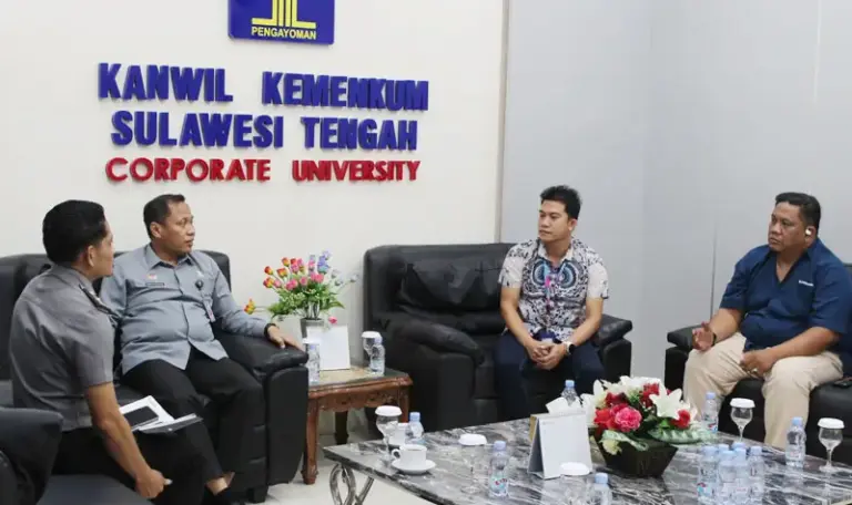 Kakanwil Kemenkum SUlteng Rakhmat Renaldy menerima kunjungan pengurus APPI Sulteng di ruang kerjanya, Senin (20/10/2025). (© Humas Kemenkum Sutleng)