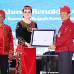 Kakanwil Kemenkum Sulteng, Rakhmat Rinaldy (kanan) menyerahkan sertifikat KIK kepada Bupati Poso Ver GM Inkiriwang pad apembukaan Festival Danau Poso di Poso, Kamis (24/10/2025). (©Kemenkum Sulteng)