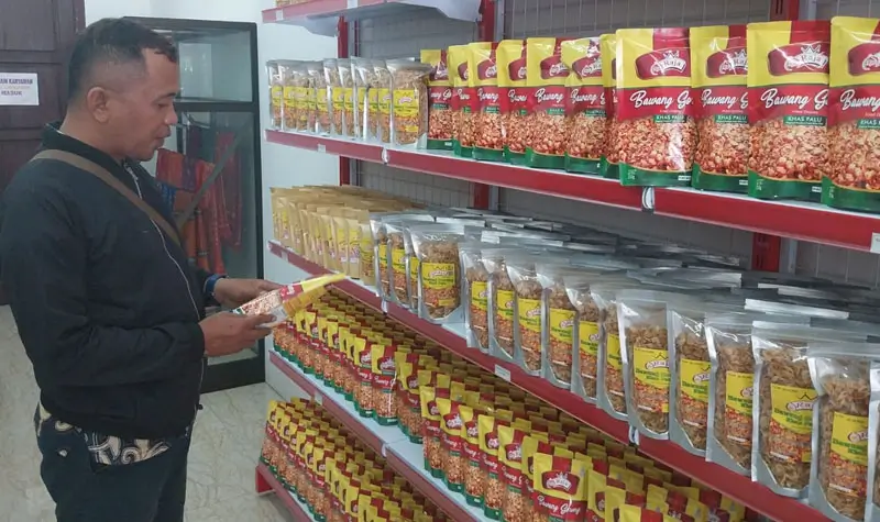 Tim monitor Bidang KI Kanwil Kemenkum Sulteng memeriksa kemasan produk bawang goreng di salah sati toko di Palu, Kamis (9/10/2025). (©Kanwil Kemenkum Sulteng)