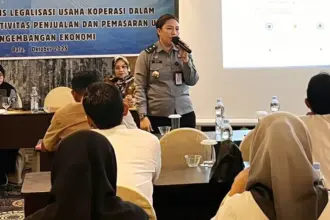 Penyajian materi pada Bimbingan Teknis Legalisasi Usaha Koperasi dalam Peningkatan Produktivitas Penjualan dan Pemasaran untuk Pengembangan Ekonomi di Palu, Selasa (7/10/2025). (© Kemenkum Sulteng)