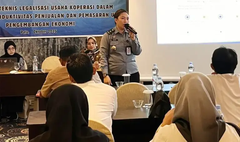 Penyajian materi pada Bimbingan Teknis Legalisasi Usaha Koperasi dalam Peningkatan Produktivitas Penjualan dan Pemasaran untuk Pengembangan Ekonomi di Palu, Selasa (7/10/2025). (© Kemenkum Sulteng)