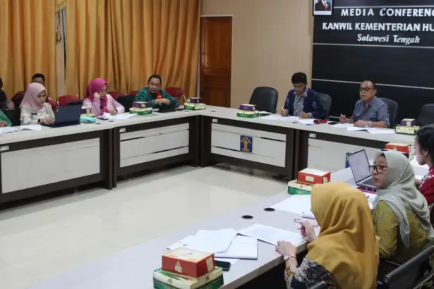 Rapat Fasilitasi Harmonisasi Ranperbup Poso di Aula Kebangsaan Kanwil Kemenkum Sulteng, Kamis (30/10/2025). (©Kemenkum Sulteng)