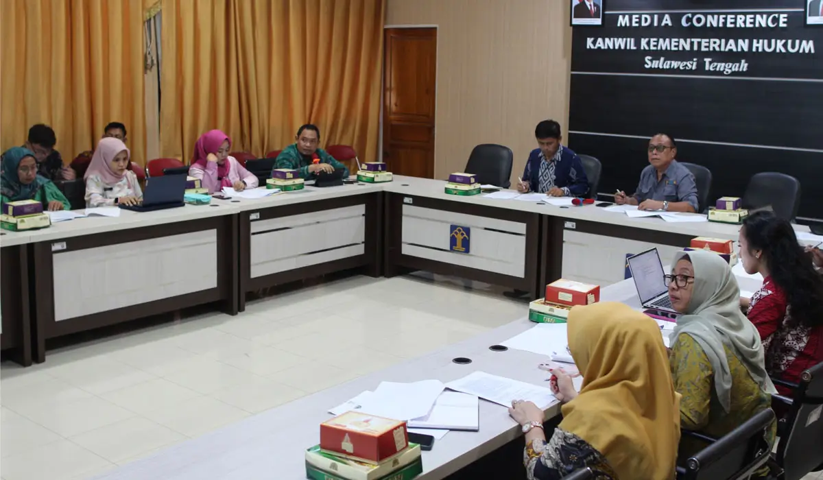 Rapat Fasilitasi Harmonisasi Ranperbup Poso di Aula Kebangsaan Kanwil Kemenkum Sulteng, Kamis (30/10/2025). (©Kemenkum Sulteng)