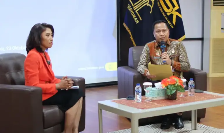 Kakanwil Kemenkum Sulteng, Rakhmat Rinaldy pad adiskusi implementasi pendaftaran merek di palu, Kamis (23/10/2025). (©Kemenkum Sulteng)