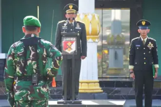 Kapoksahli Kodam XIII/PW Brigjen TNI Sugiono memimpin upacara peringatan Hari Kesaktian Pancasila di Makodam 23/PW di Palu, Rabu (1/10/2025). (© Pendam 23/pw)