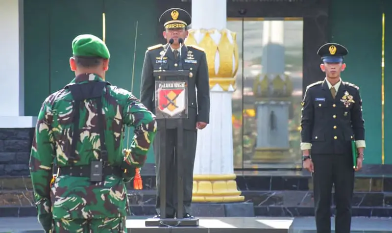 Kapoksahli Kodam XIII/PW Brigjen TNI Sugiono memimpin upacara peringatan Hari Kesaktian Pancasila di Makodam 23/PW di Palu, Rabu (1/10/2025). (© Pendam 23/pw)
