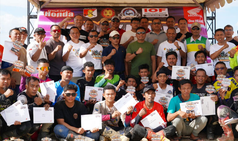 Foto bersama usai penutupan dan penyerahan hadian Palaka Wira Enduro Competitin 2025 di Palu, Minggu (12/10/2025). (© Pendam 23/PW)