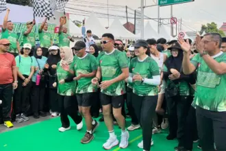Pangdam XXIII/Palaka Wira Mayjen TNI Binsar Sianipar bersama GUbernur Sulteng Anwar Hafid melakukan start pada Palaka Wira Run memperingati HUT ke-80 TNI di Makodam XXIII/Palaka Wira, Sabtu (11/10/2025). (© Pendam 23/PW)