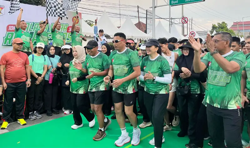 Pangdam XXIII/Palaka Wira Mayjen TNI Binsar Sianipar bersama GUbernur Sulteng Anwar Hafid melakukan start pada Palaka Wira Run memperingati HUT ke-80 TNI di Makodam XXIII/Palaka Wira, Sabtu (11/10/2025). (© Pendam 23/PW)