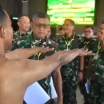 Kasdam XXIII/Palaka Wira Brigjen TNI Agus Sasmita memperhatikan postur seorang calon bintara PK TNI AD pada seleksi reguler Tingkat Panda Kodam XIII/Palaka Wira di Aula Manggala Sakti, Palu, Kamis (16/10/2025). (© Pendam 23/PW)