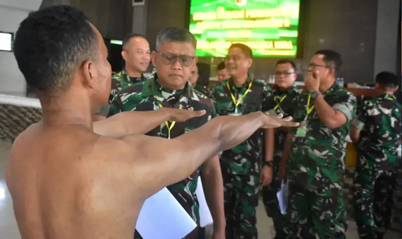 Kasdam XXIII/Palaka Wira Brigjen TNI Agus Sasmita memperhatikan postur seorang calon bintara PK TNI AD pada seleksi reguler Tingkat Panda Kodam XIII/Palaka Wira di Aula Manggala Sakti, Palu, Kamis (16/10/2025). (© Pendam 23/PW)