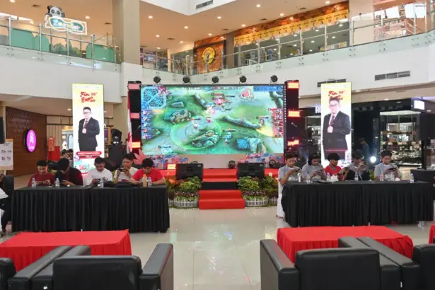 Sejumlah peserta ada kemampuan pad akoompetisi e-sport dalam rangkaian Bulan Inklusi Keuangan oleh OJK Sulteng di PGM, Sabtu (25/10/2025). (©bmzIMAGES/basri marzuki)