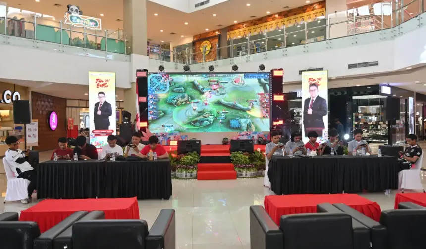 Sejumlah peserta ada kemampuan pad akoompetisi e-sport dalam rangkaian Bulan Inklusi Keuangan oleh OJK Sulteng di PGM, Sabtu (25/10/2025). (©bmzIMAGES/basri marzuki)