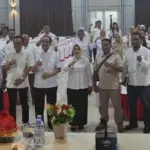 Foto bersama anggota Komisi II DPR RI Longki Djanggola usai reses di Aula Kantor Bupati Morowali, Rabu (8/10/2025). (© dok.khusus)