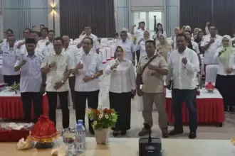 Foto bersama anggota Komisi II DPR RI Longki Djanggola usai reses di Aula Kantor Bupati Morowali, Rabu (8/10/2025). (© dok.khusus)