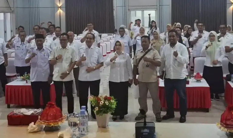 Foto bersama anggota Komisi II DPR RI Longki Djanggola usai reses di Aula Kantor Bupati Morowali, Rabu (8/10/2025). (© dok.khusus)