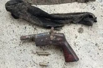 Penampakan senpi rakitan yang ditemukan warga saat kerja bakti di Desa Sasusu Torono, Parigi Moutong, Jumat (3/10/2025). (©Satgas Madago Raya)