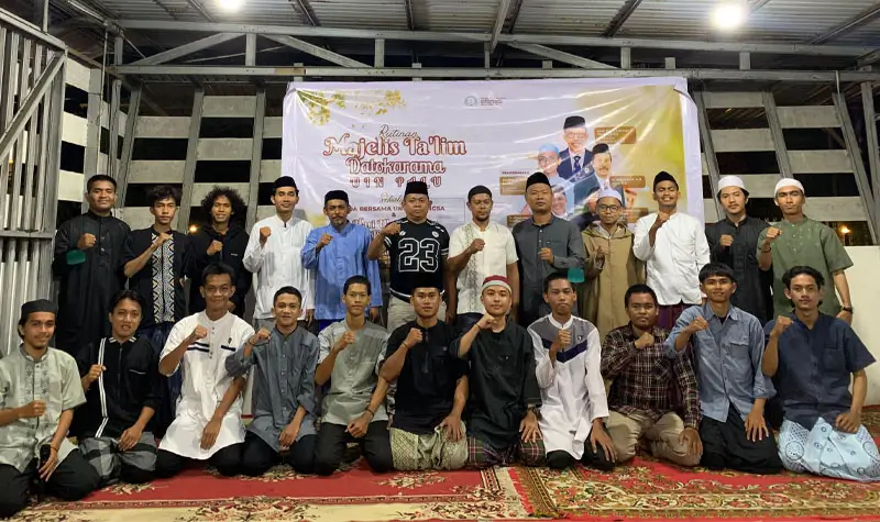 Foto bersama usai ceramah dan doa bersama piringati HUT ke-80 TNI oleh Majelis Taklim Datokarama Palu, Minggu (5/10/2025). (©dok. HMJ KPI UIN)