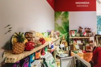 ndonesia memamerkan kekayaan ragam pangan lokalnya di pameran global ‘From Seeds to Foods’ atau ‘Dari Benih hingga Pangan’, yang diselenggarakan oleh Organisasi Pangan dan Pertanian (FAO) Perserikatan Bangsa-Bangsa di Roma, Italia, pada 10-13 Oktober 2025. (©️FAO/Riccardo De Luca)
