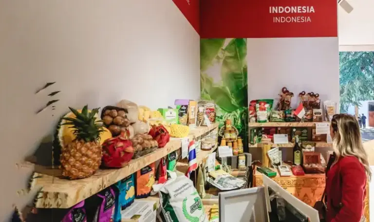 ndonesia memamerkan kekayaan ragam pangan lokalnya di pameran global ‘From Seeds to Foods’ atau ‘Dari Benih hingga Pangan’, yang diselenggarakan oleh Organisasi Pangan dan Pertanian (FAO) Perserikatan Bangsa-Bangsa di Roma, Italia, pada 10-13 Oktober 2025. (©️FAO/Riccardo De Luca)