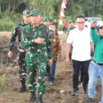 Pangdam XXIIII/Palaka Wira bersama Bupati Morut meninjau program cetak sawah baru di Desa Mandula, Kecamatan Lembo Raya, Kabupaten Morowali Utara, Kamis (23/10/2025). (©Pendam 23/pw)