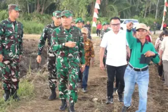 Pangdam XXIIII/Palaka Wira bersama Bupati Morut meninjau program cetak sawah baru di Desa Mandula, Kecamatan Lembo Raya, Kabupaten Morowali Utara, Kamis (23/10/2025). (©Pendam 23/pw)