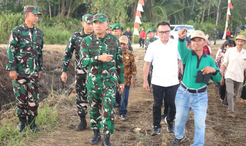 Pangdam XXIIII/Palaka Wira bersama Bupati Morut meninjau program cetak sawah baru di Desa Mandula, Kecamatan Lembo Raya, Kabupaten Morowali Utara, Kamis (23/10/2025). (©Pendam 23/pw)