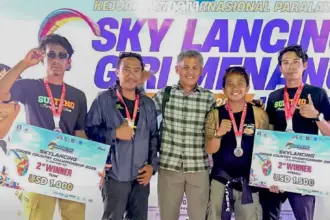 Foto bersama usai terima hadiah [ada SKy Lancing XC Champion di Lombok. (©Tim media AH)