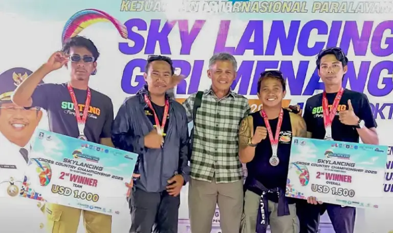 Foto bersama usai terima hadiah [ada SKy Lancing XC Champion di Lombok. (©Tim media AH)