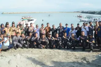 Wali Kota Hadianto Rasyid bersama DanLanal Palu, PT CPM, sejumlah nelayan di Pamtai Talise, Palu, Rabu (22/10/2025). (©Prokopim Setda Kota Palu/Imron)