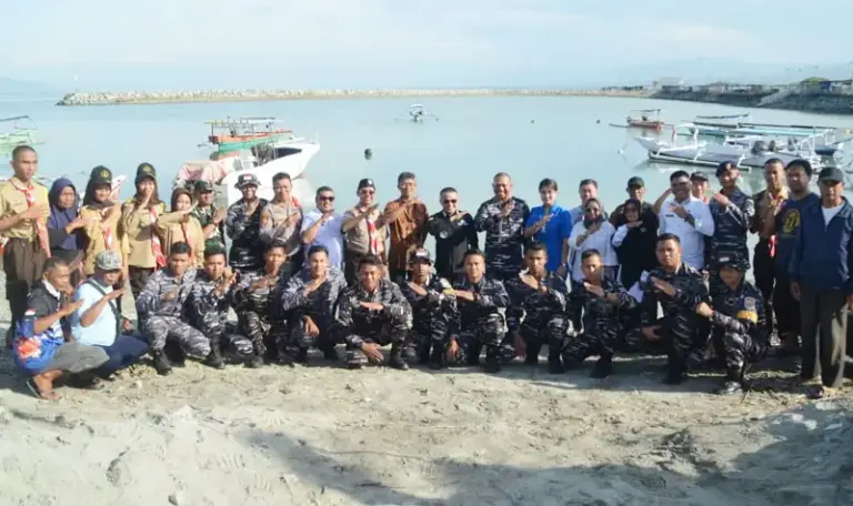 Wali Kota Hadianto Rasyid bersama DanLanal Palu, PT CPM, sejumlah nelayan di Pamtai Talise, Palu, Rabu (22/10/2025). (©Prokopim Setda Kota Palu/Imron)