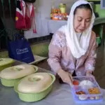 Wawali Imelda Liliana Muhidin memeriksa menu makanan tambahan balita stunting usai meluncurkan dapur sehat di 3 kelurahan di Palu, Kamis (2/10/2025). (© Prokopim Setda Kota Palu/Jufri)