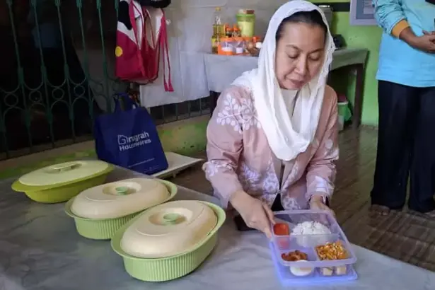 Wawali Imelda Liliana Muhidin memeriksa menu makanan tambahan balita stunting usai meluncurkan dapur sehat di 3 kelurahan di Palu, Kamis (2/10/2025). (© Prokopim Setda Kota Palu/Jufri)