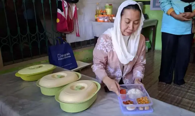 Wawali Imelda Liliana Muhidin memeriksa menu makanan tambahan balita stunting usai meluncurkan dapur sehat di 3 kelurahan di Palu, Kamis (2/10/2025). (© Prokopim Setda Kota Palu/Jufri)