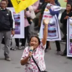 Salah seorang penyintas berorasi saat unjuk rasa di depan kantor Wali Kota Palu, Selasa (30/9/2025). (© Prokopim Setda Kota Palu/Jufri)