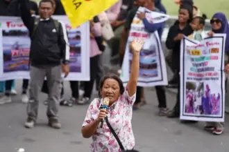 Salah seorang penyintas berorasi saat unjuk rasa di depan kantor Wali Kota Palu, Selasa (30/9/2025). (© Prokopim Setda Kota Palu/Jufri)