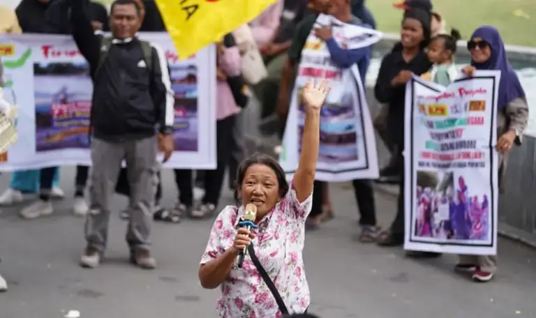 Salah seorang penyintas berorasi saat unjuk rasa di depan kantor Wali Kota Palu, Selasa (30/9/2025). (© Prokopim Setda Kota Palu/Jufri)
