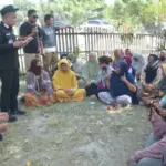 Wali Kota Palu Hadianto Rasyid di tengah warga yang berdomenstrasi atas dampak galain C di Watusampu, Rabu (22/10/2025). (©Prokopim Setda Kota Palu/Imron)