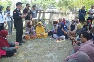 Wali Kota Palu Hadianto Rasyid di tengah warga yang berdomenstrasi atas dampak galain C di Watusampu, Rabu (22/10/2025). (©Prokopim Setda Kota Palu/Imron)