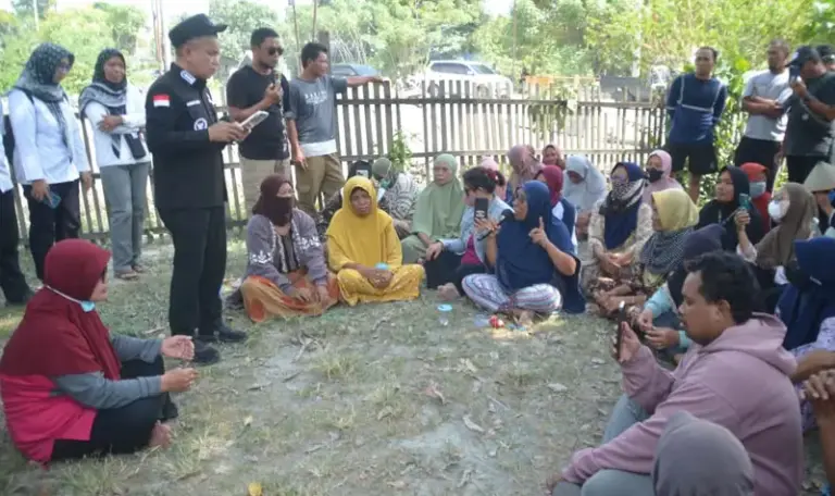 Wali Kota Palu Hadianto Rasyid di tengah warga yang berdomenstrasi atas dampak galain C di Watusampu, Rabu (22/10/2025). (©Prokopim Setda Kota Palu/Imron)