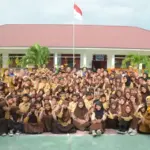 Foto bersama Wawali, guru, dan murid pada edukasi simulasi bencana di SDN Lasonai, Selasa (21/10/2025). (©Prokopim Setda Kota Palu/Imron)